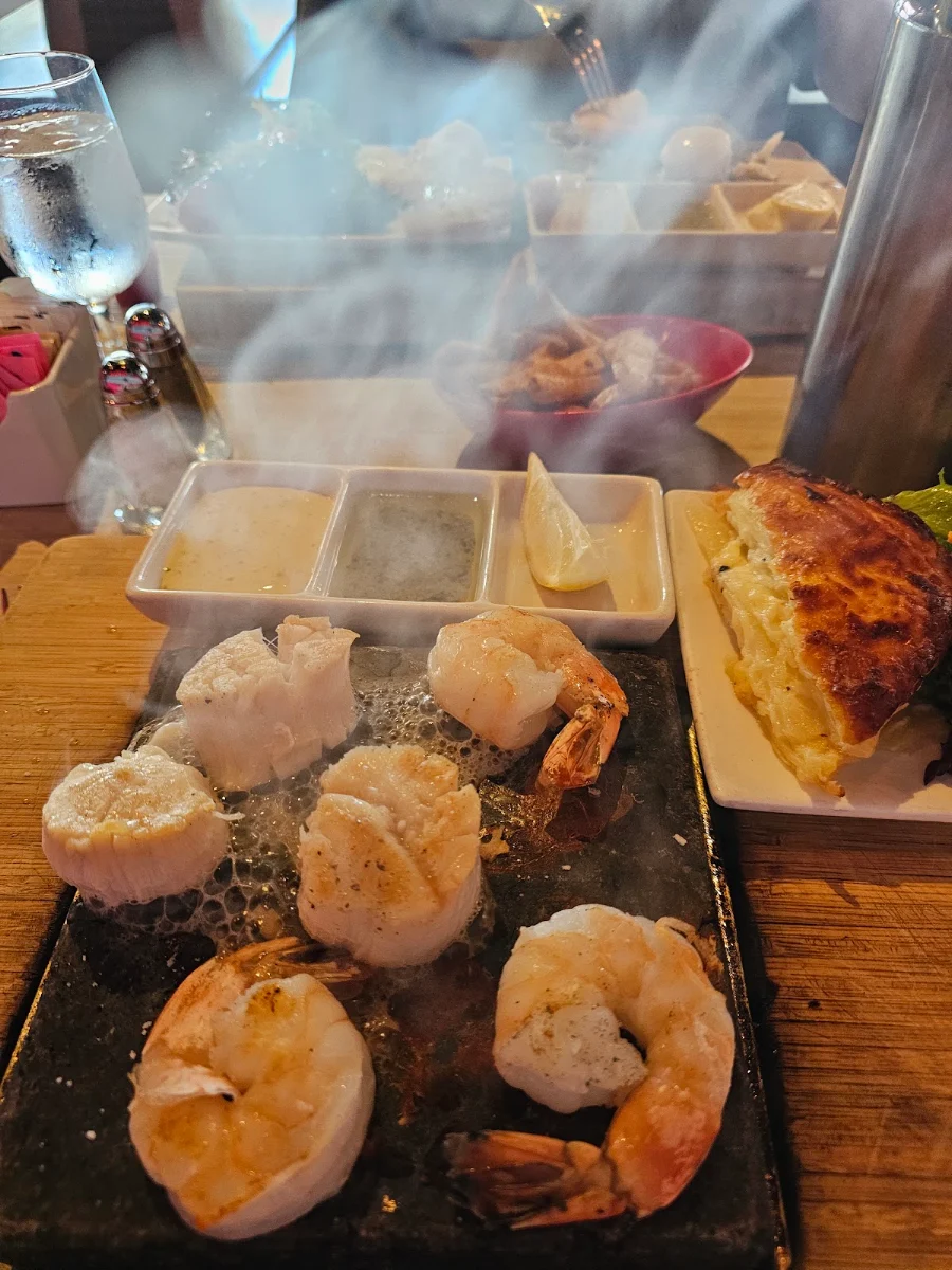 Crevettes Géantes Et Pétoncles Sur Pierre Volcanique, Les Maltcommodes (Resto par Brasserie MaltCo)
