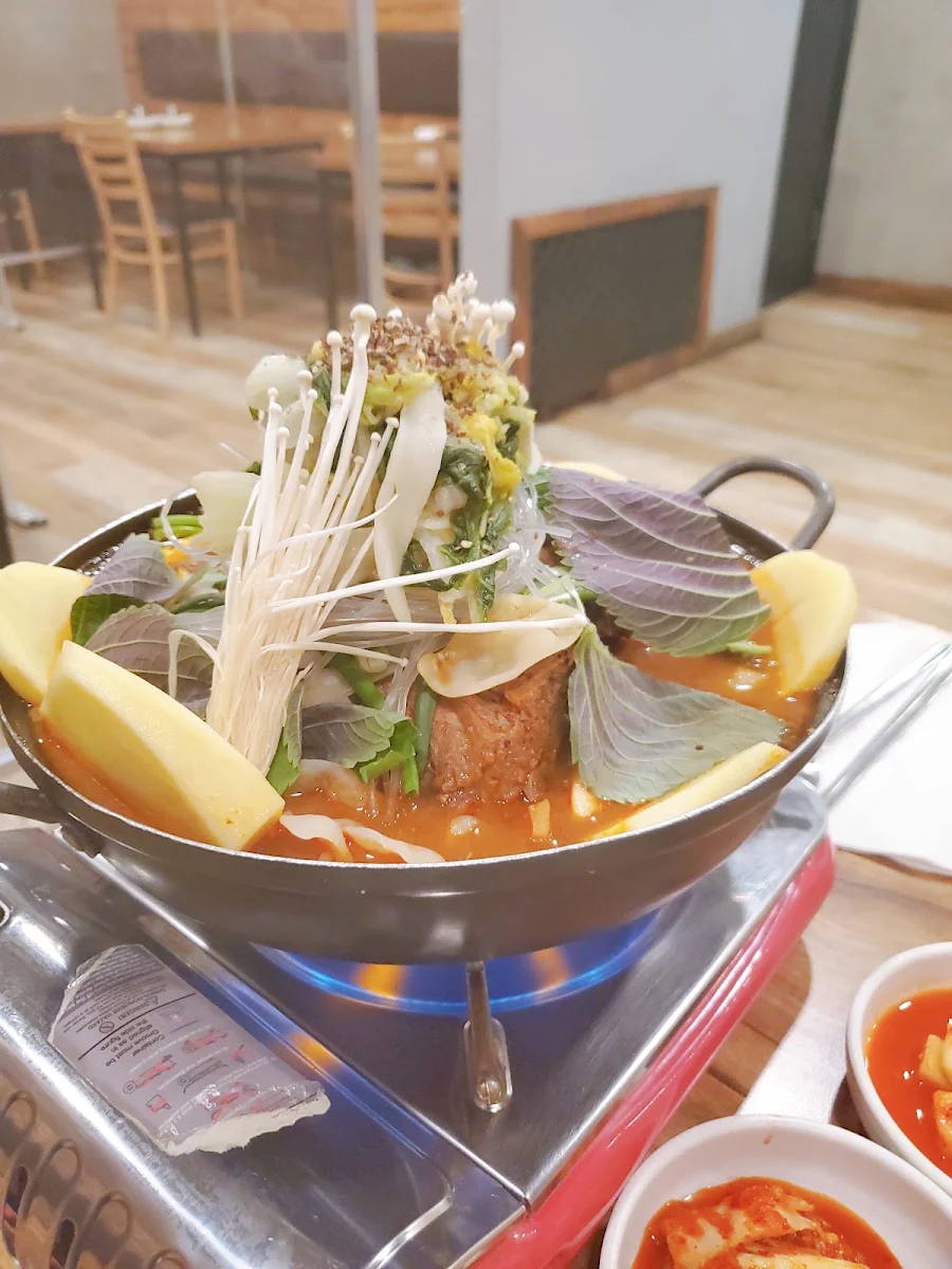 Mapo Gamjatang Jeongol 마포 감자탕 전골