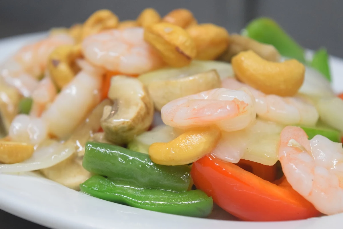 Crevettes Aux Noix de Cajou Cashew Shrimp, Soupe & Roll