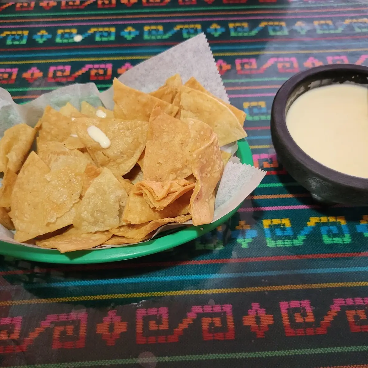 Tortilla Chipsand White Cheese Sauce