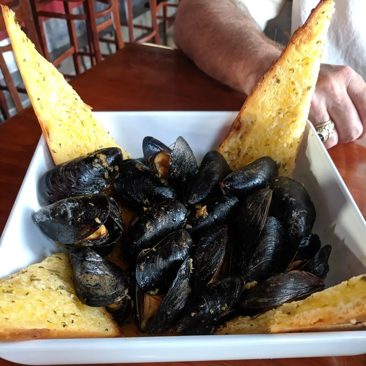 Creole White Wine Garlic Mussels