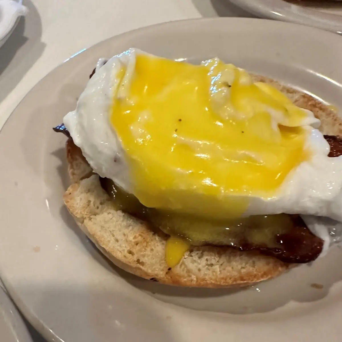 Eggs Benedict with Tomato Slice