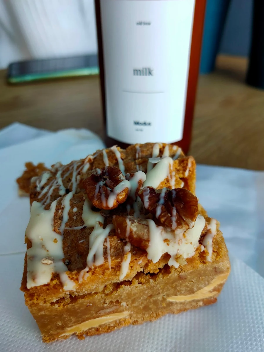 Blondie and Iced Cold Brew Latte, Modus Coffee