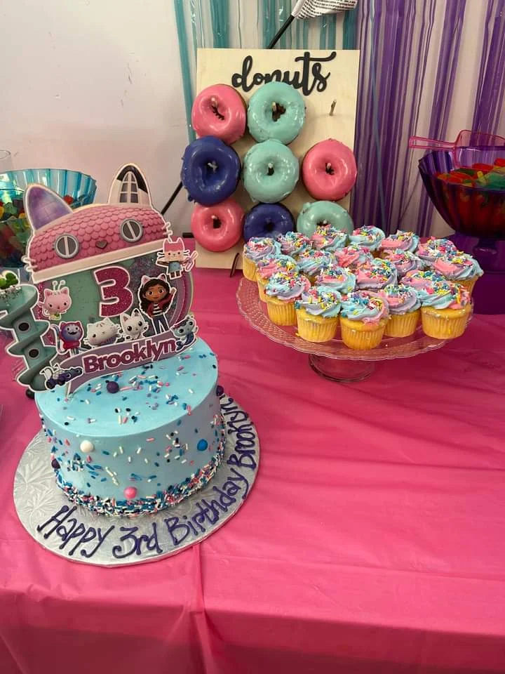 6 Cake and Mini Cupcakes