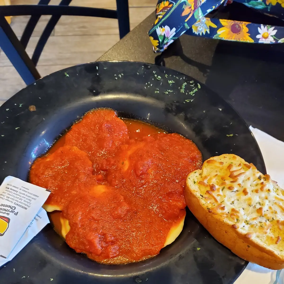 Cheese Ravioli with Marinara and Garlic Bread