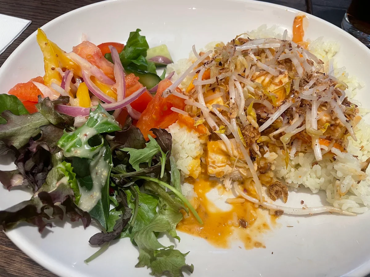 Satay Chicken on Rice, Waurn Ponds Hotel