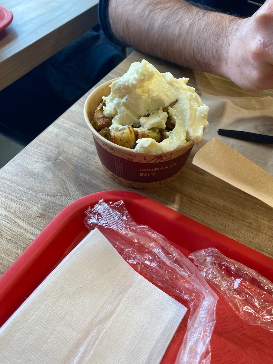 Medium Poutine, Restaurant Boustan