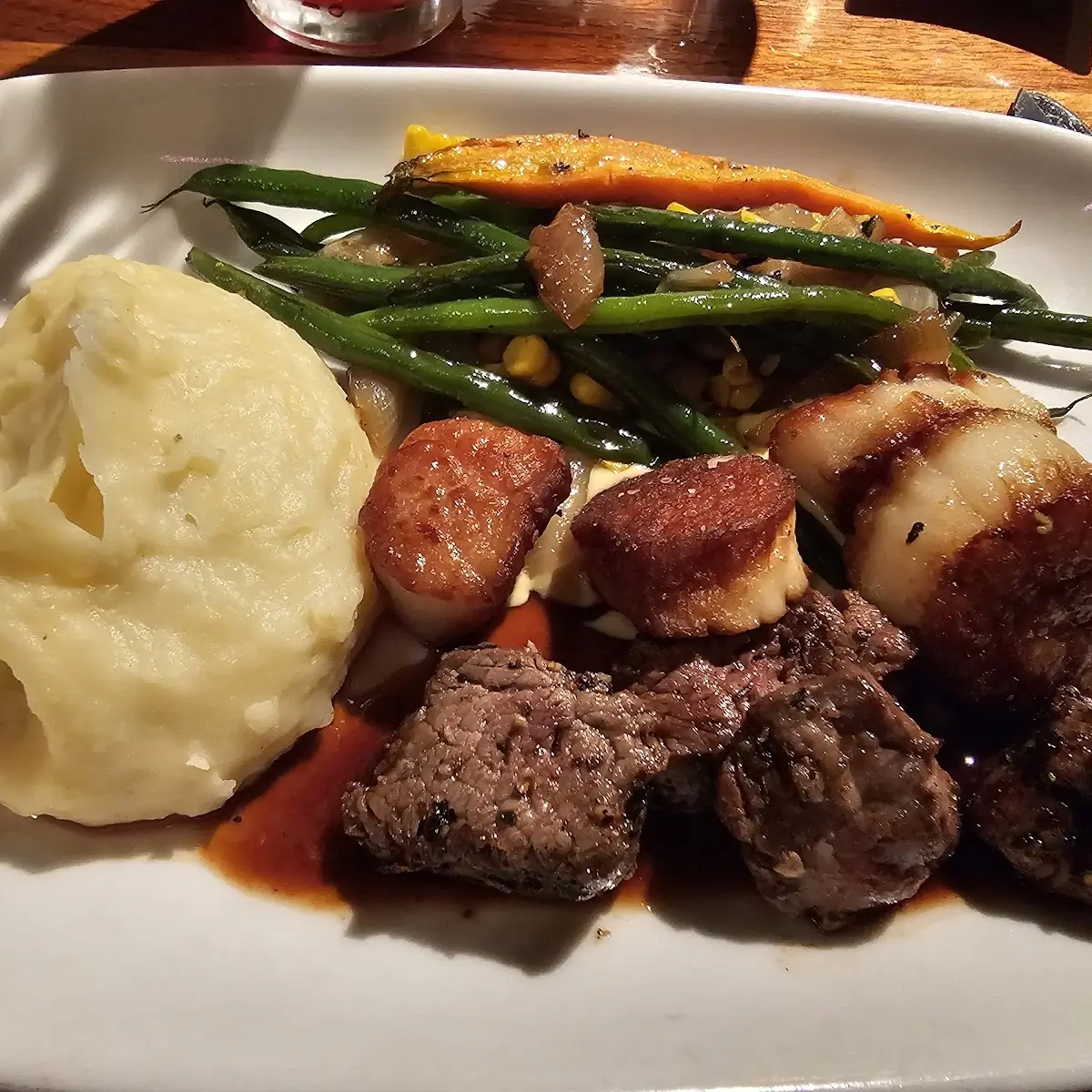 Seared Scallops & Grilled Beef Tips