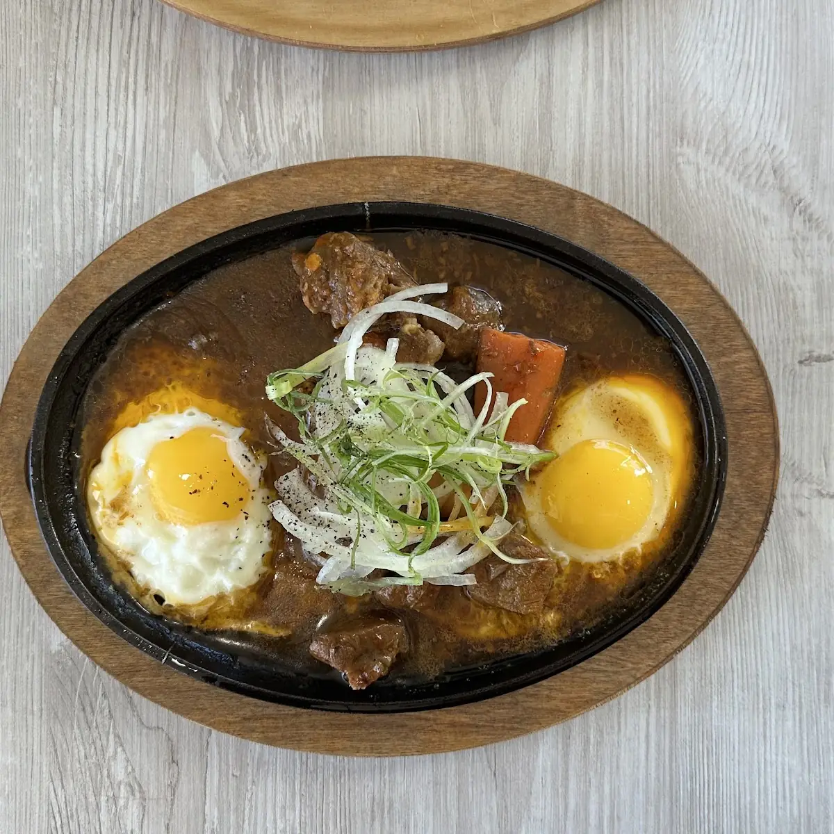 Sizzling Stew Beef w Eggs & Bread Bánh MÌ Chảo Bò La