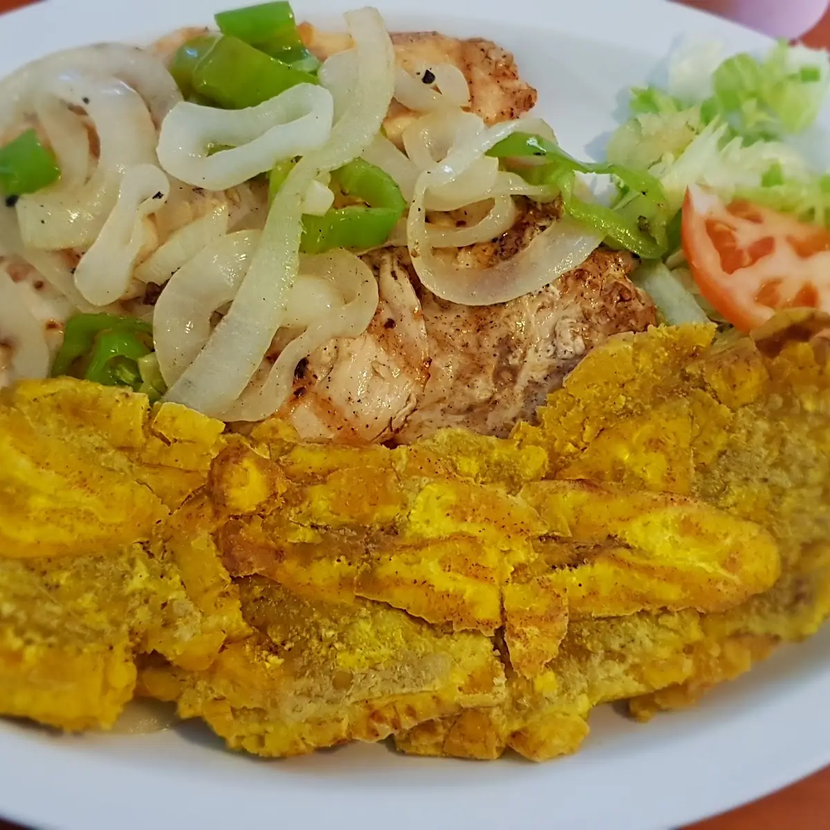 Pollo a La Plancha Con Tostones