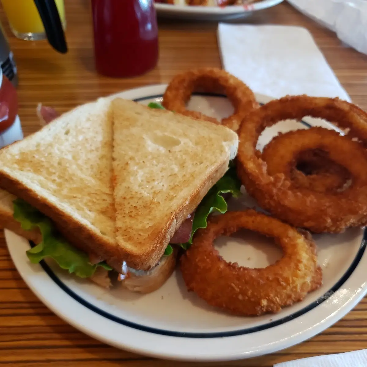 blt Sandwich with Onion Rings