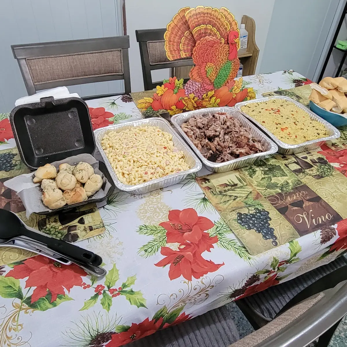 Arroz Con Gandules Pernil Asado Y Ensalada De Coditos