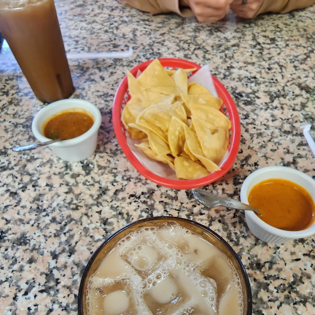 Agua de Orchestra Y Chips Y Salsa Verde Y Roja