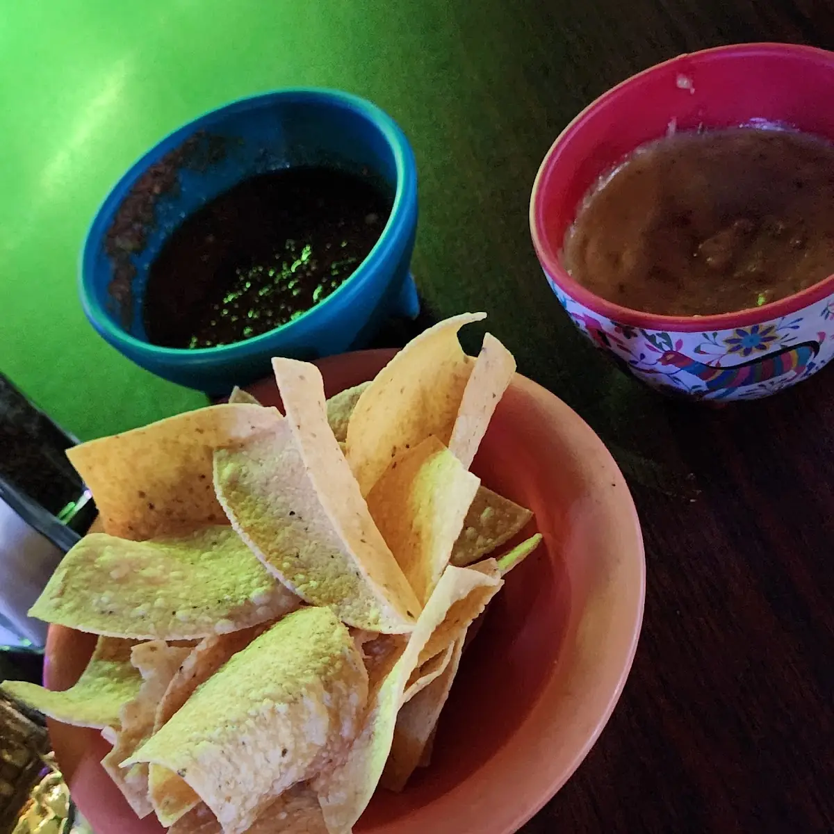 Chips and Salsa Y Queso Dip