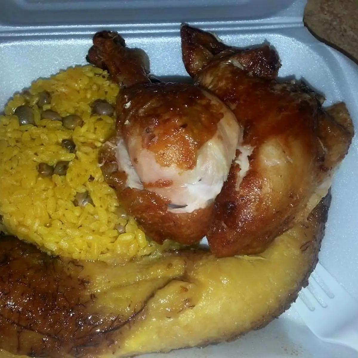 Arroz Con Gandules Amarillo Y Pollo Asado