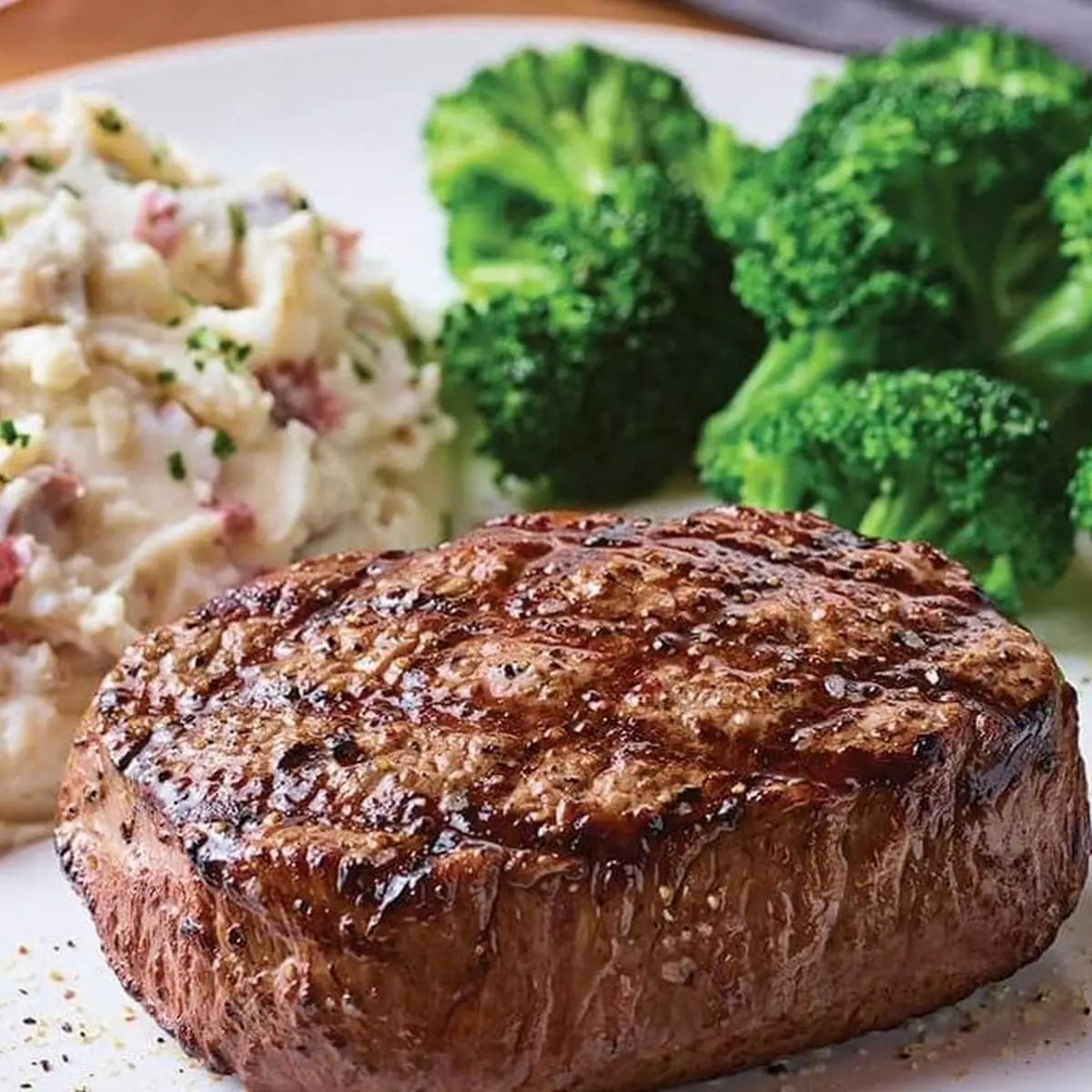 6oz Steak with Mashed Potatoes