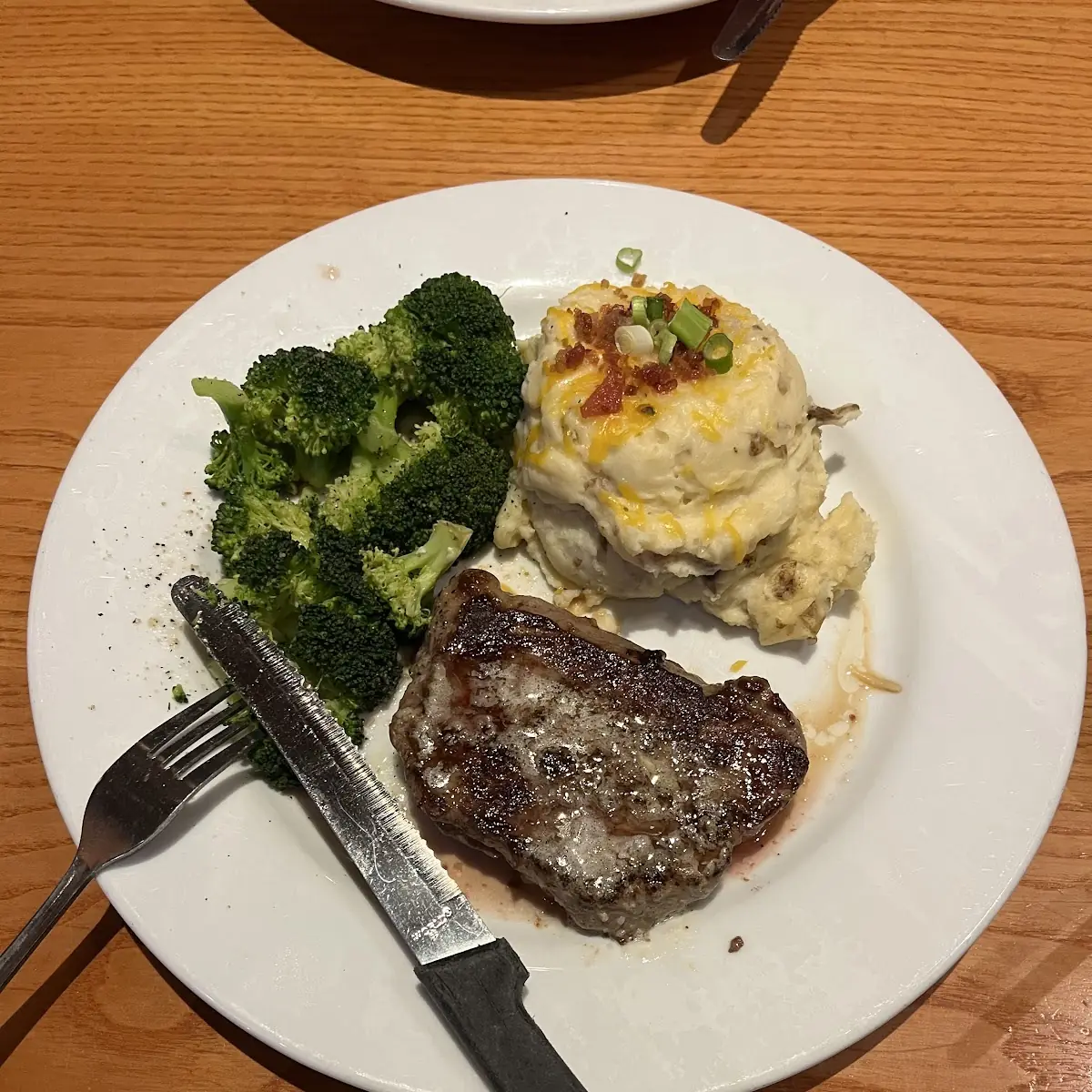 6oz Steak with Mashed Potatoes and Green Beans