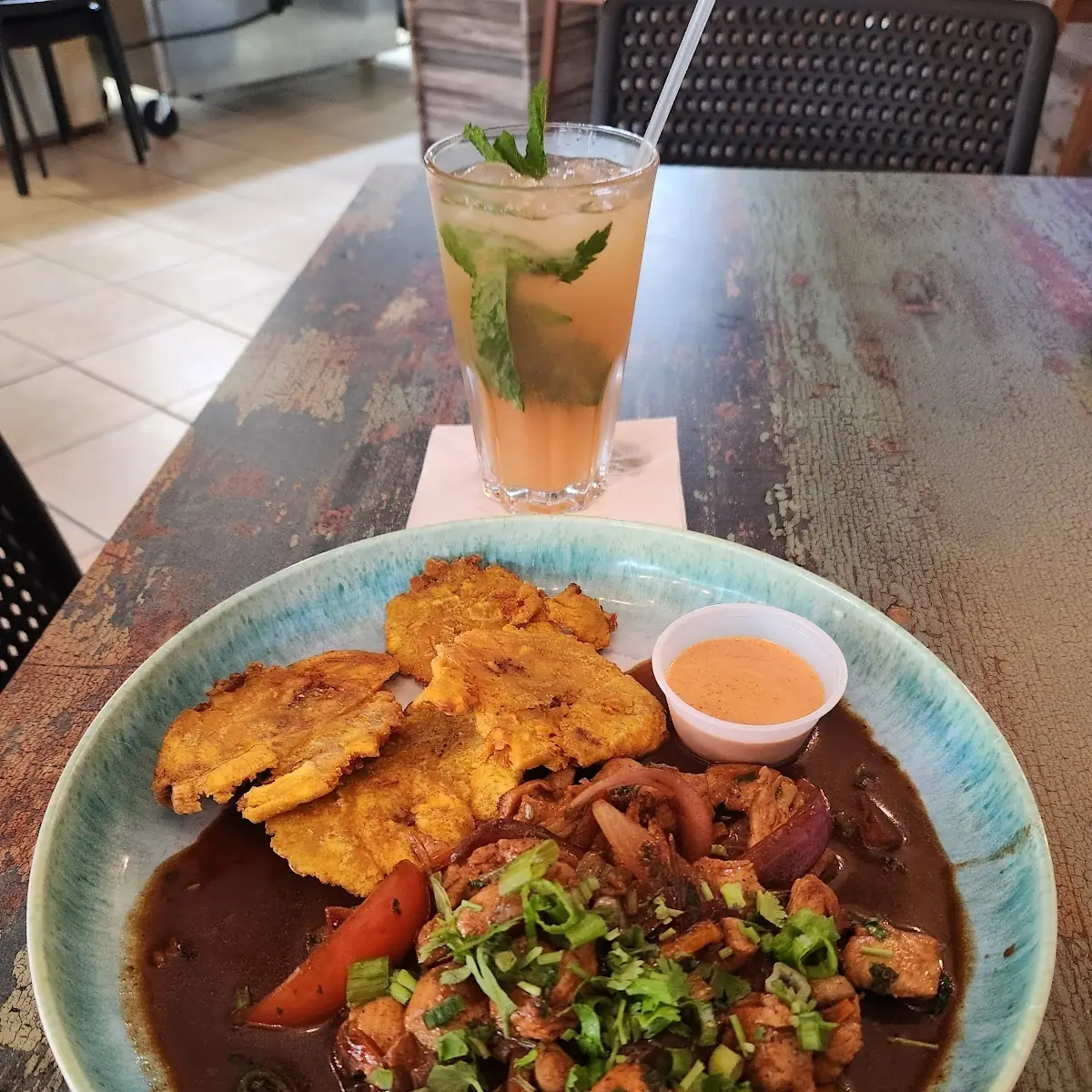 Pollo Salteado Con Tostones