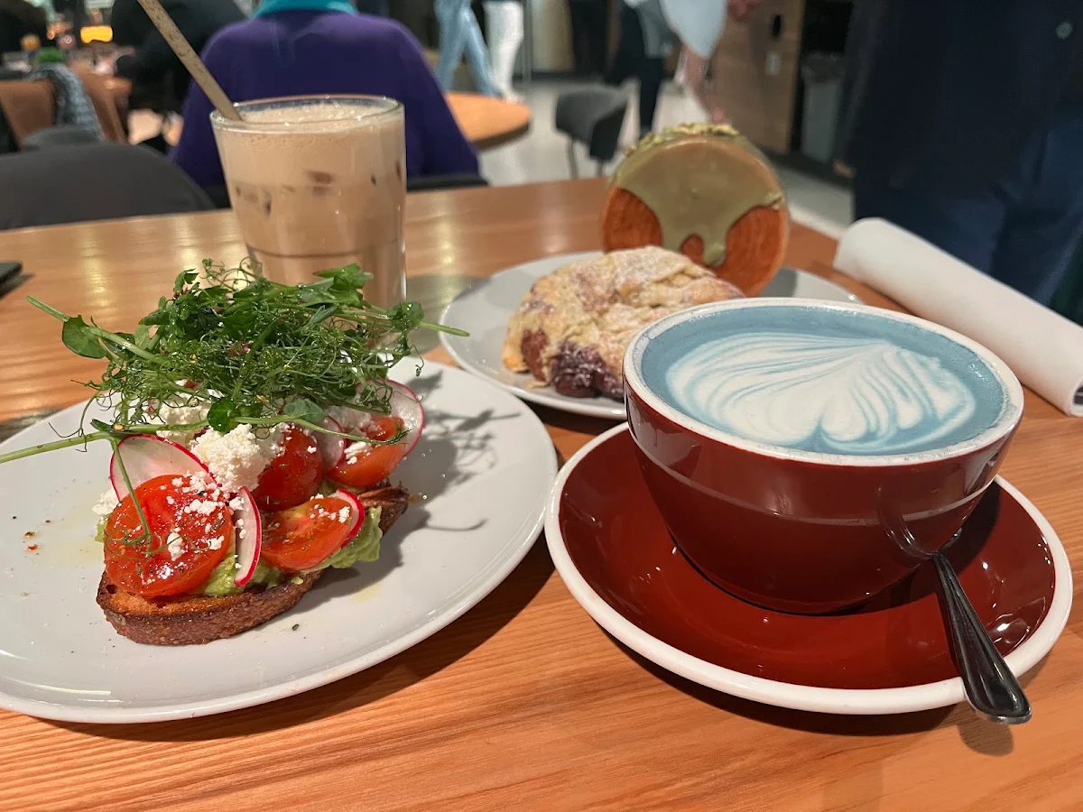 Avocado Pomodoro, Amea Café