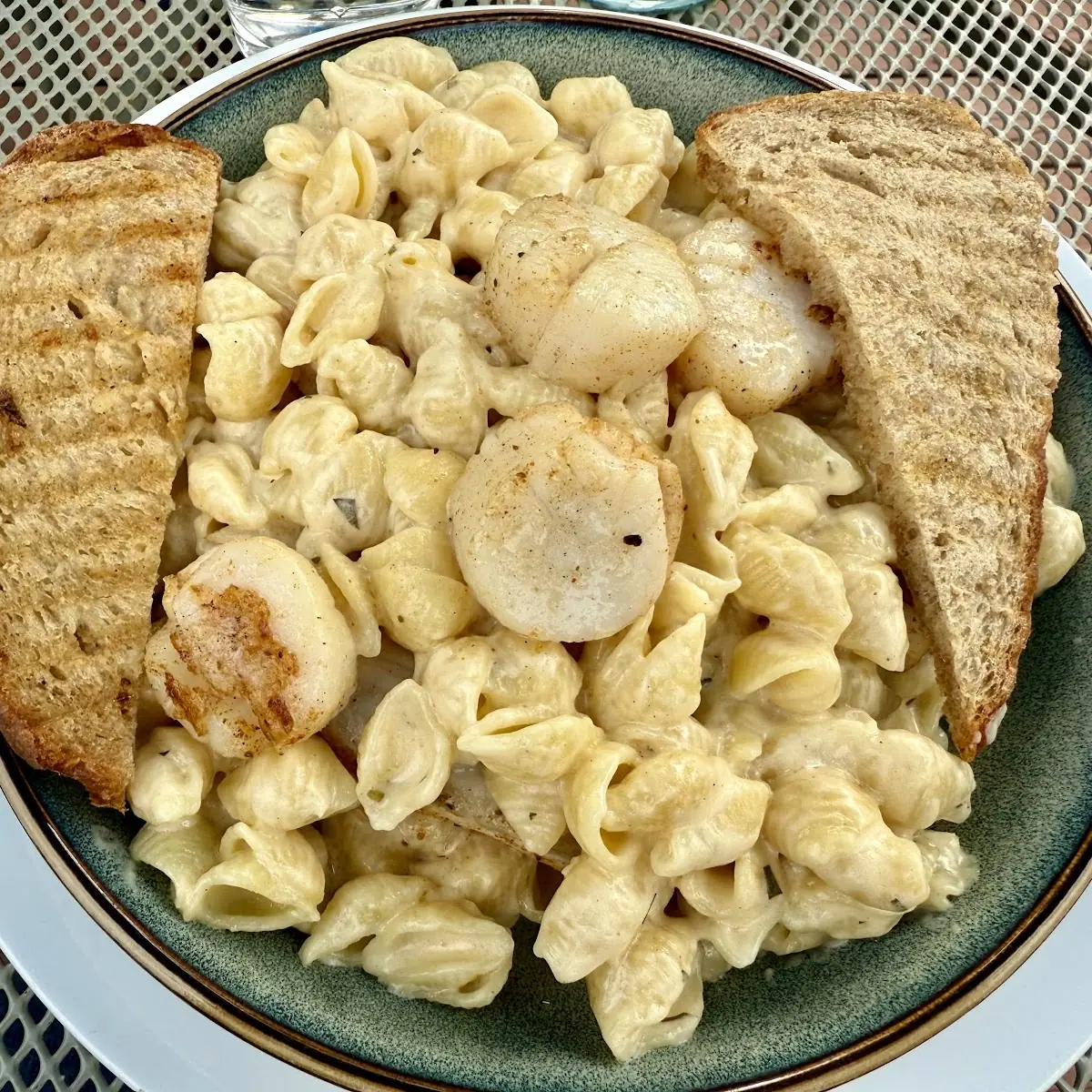 Creamy Mac and Cheese with Scallops