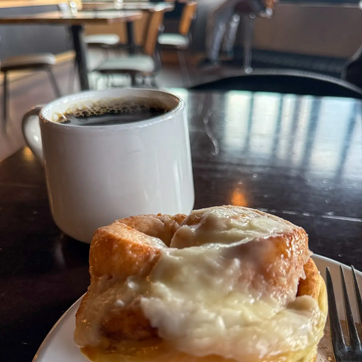 Cinnamon Roll w Cream Cheese Frosting