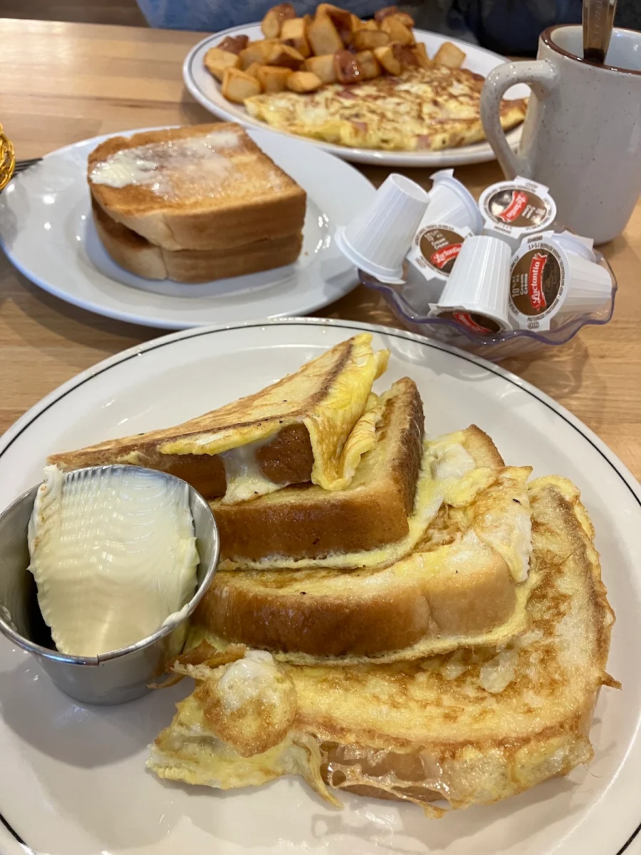 Highlights, Canada Cafe