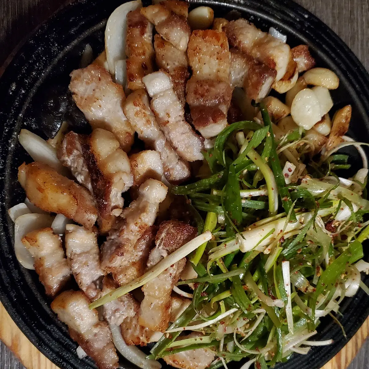 철판삼겹살 구이 grilled pork belly