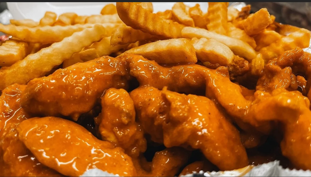 8 Boneless Wings w Fries