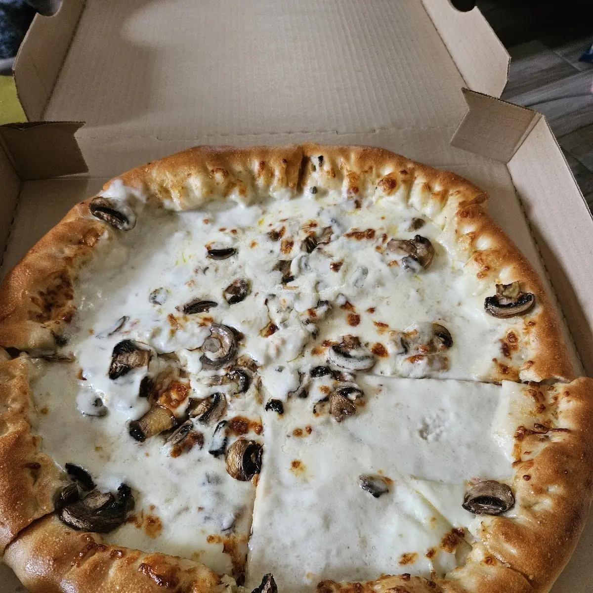 Stuffed Crust White Pizza with Mushroom