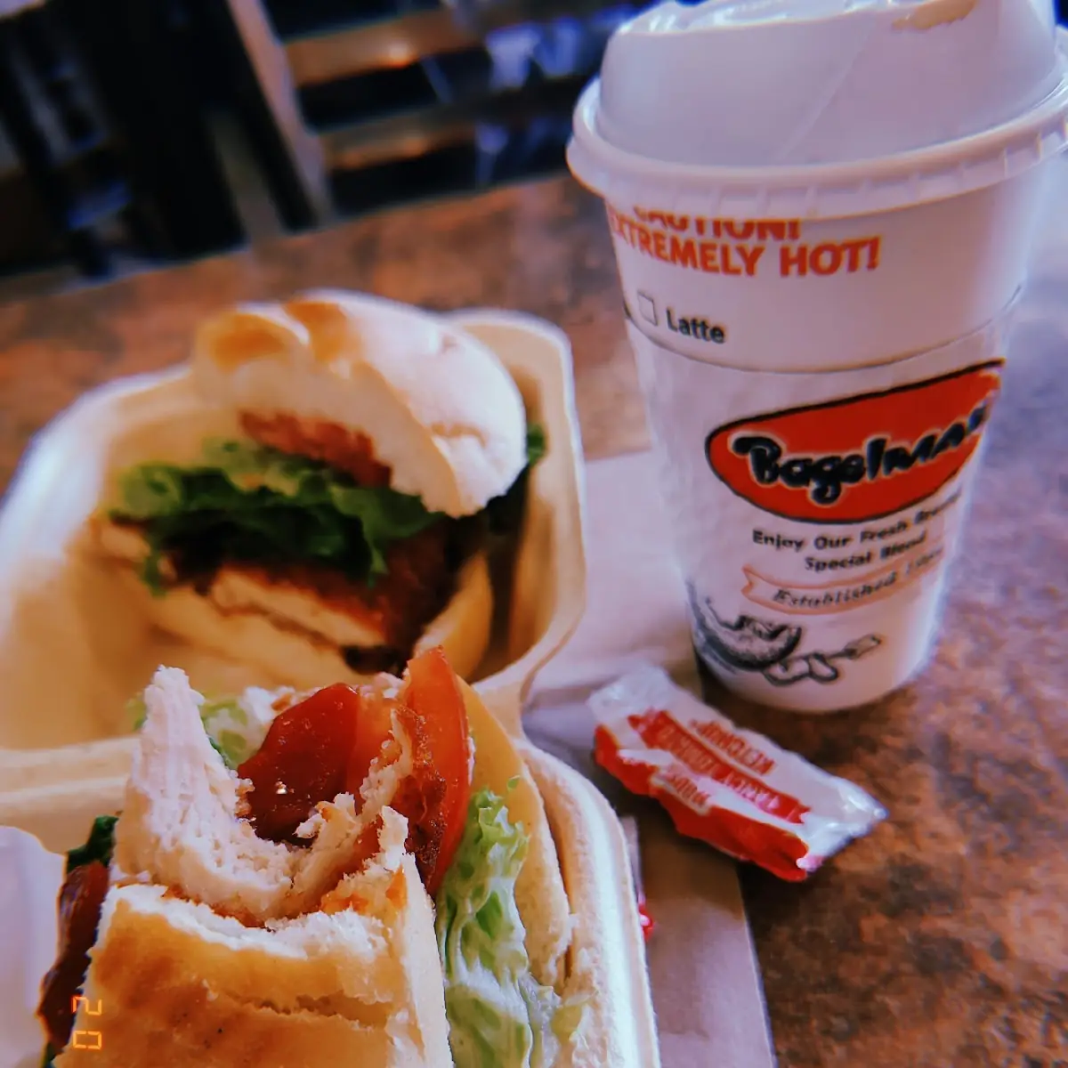 Empanado de Frango Com Alface E Tomate Café Com Creme de Maçã