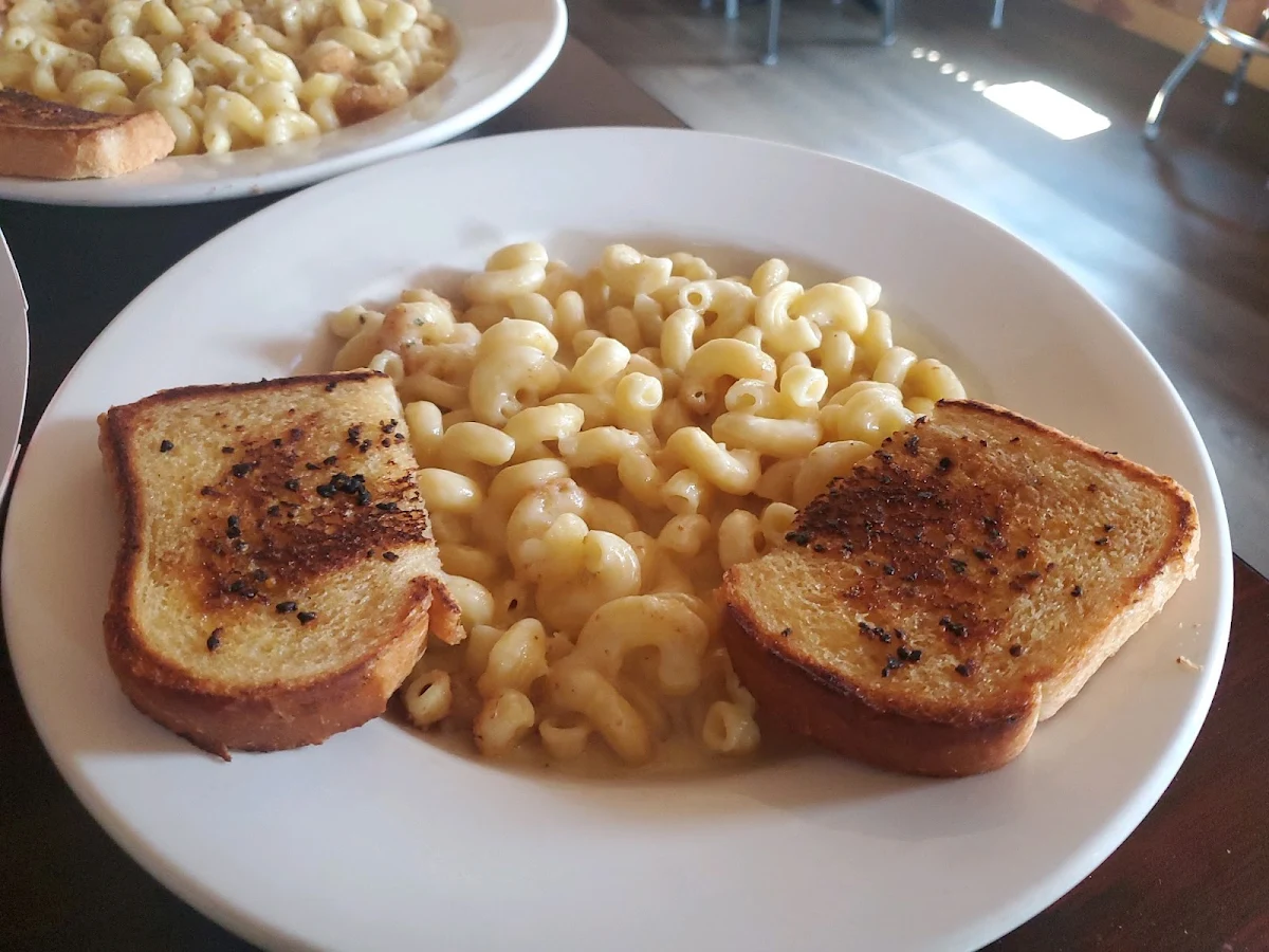 Mac and Cheese with Garlic Bread