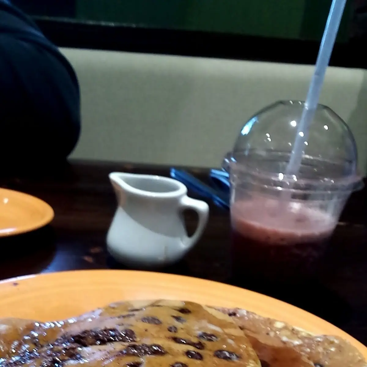 Chocolate Chip Pancakes & Very Berry Smoothie