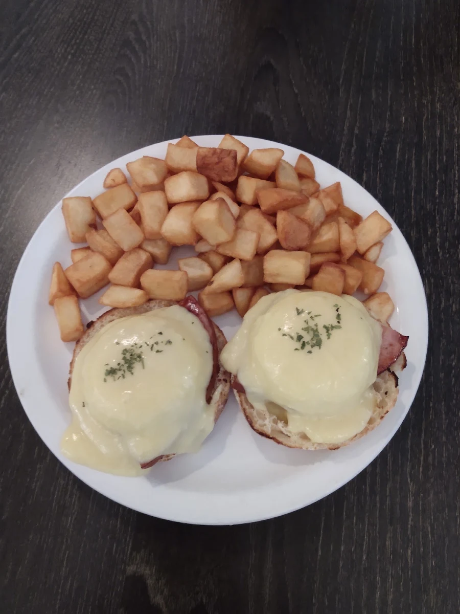Eggs Benedict, Summerside Waterfront Cafe and Restaurant