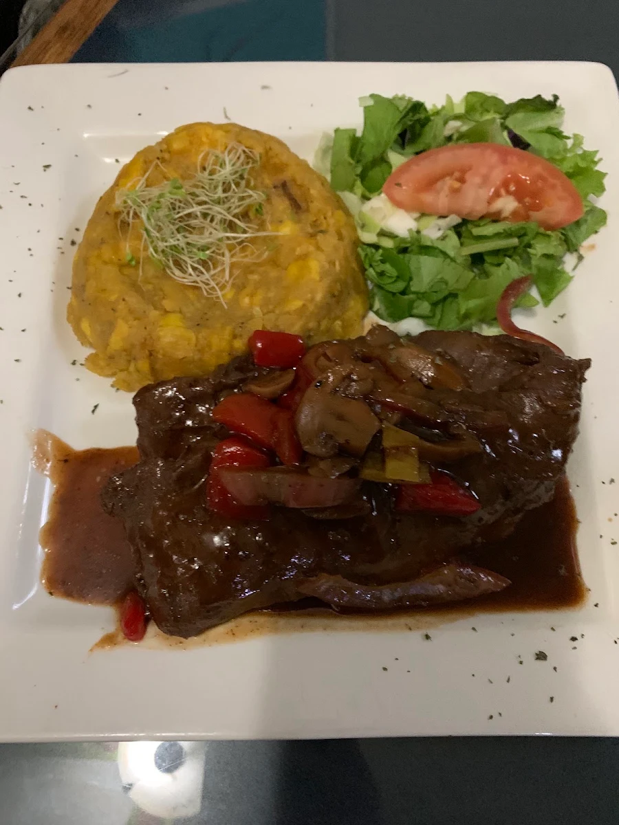 Churrasco En Salsa de Zetas Con Mofongo