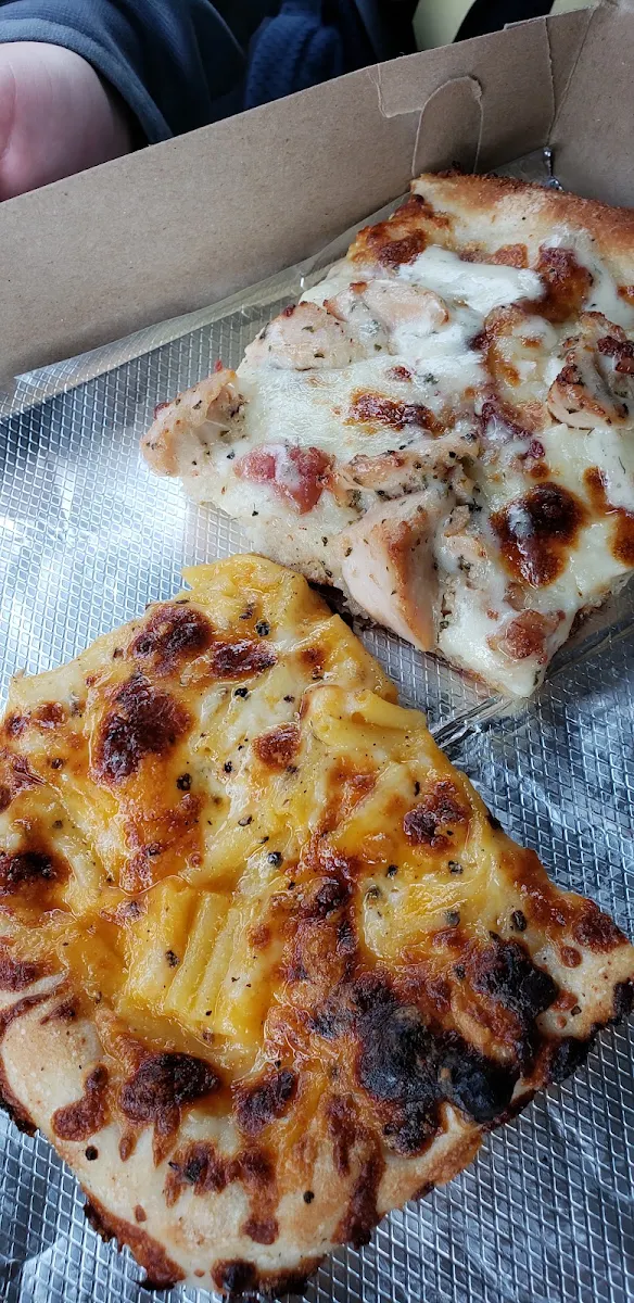 Mac&Cheese & Chicken Bacon Ranch Pizza