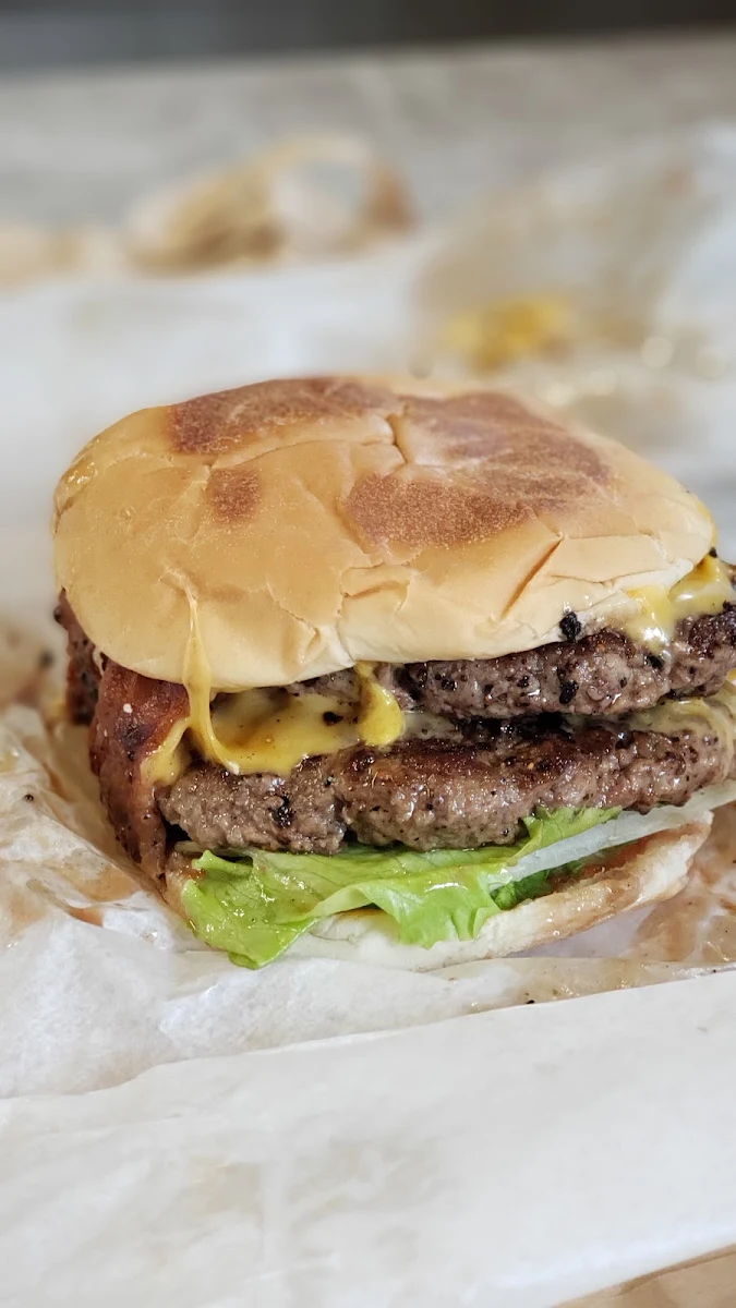 Burger Double Avec Bacon, Cantine Ô P'tit Creux - Granby