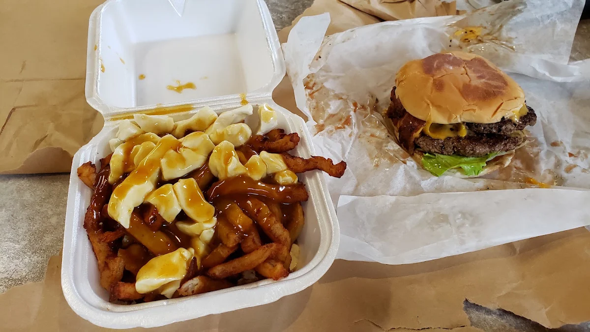 Poutine Classique Mini Burger, Cantine Ô P'tit Creux - Granby