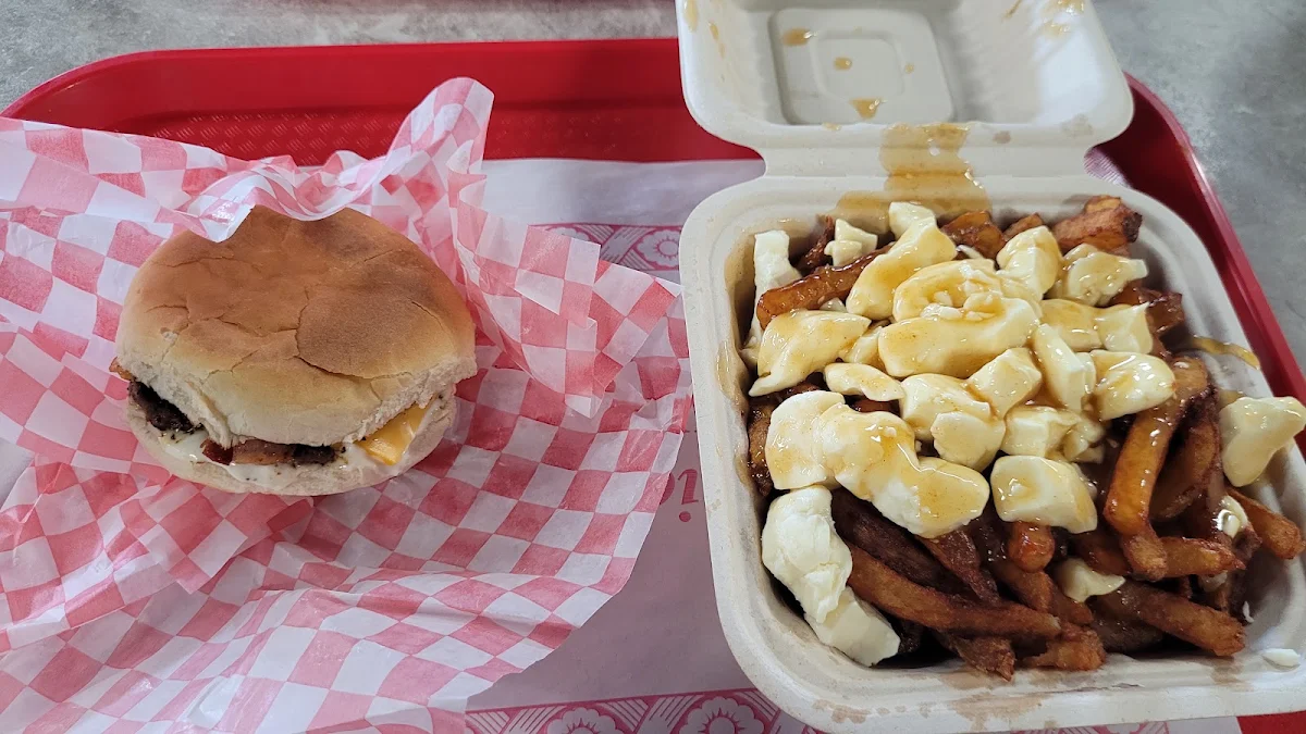 Poutine Et Burger, Cantine Ô P'tit Creux - Granby