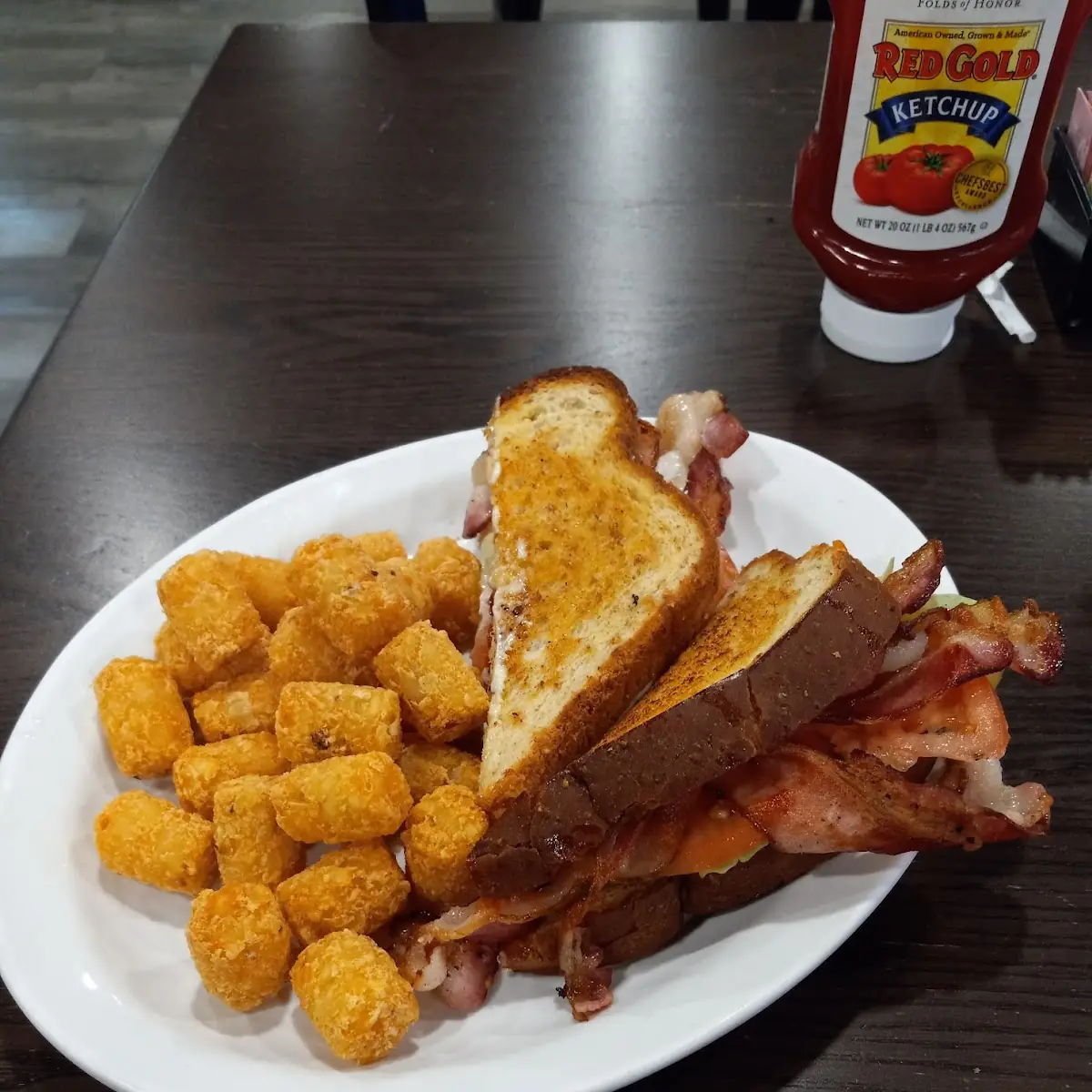 blt Sandwich with Tater Tots
