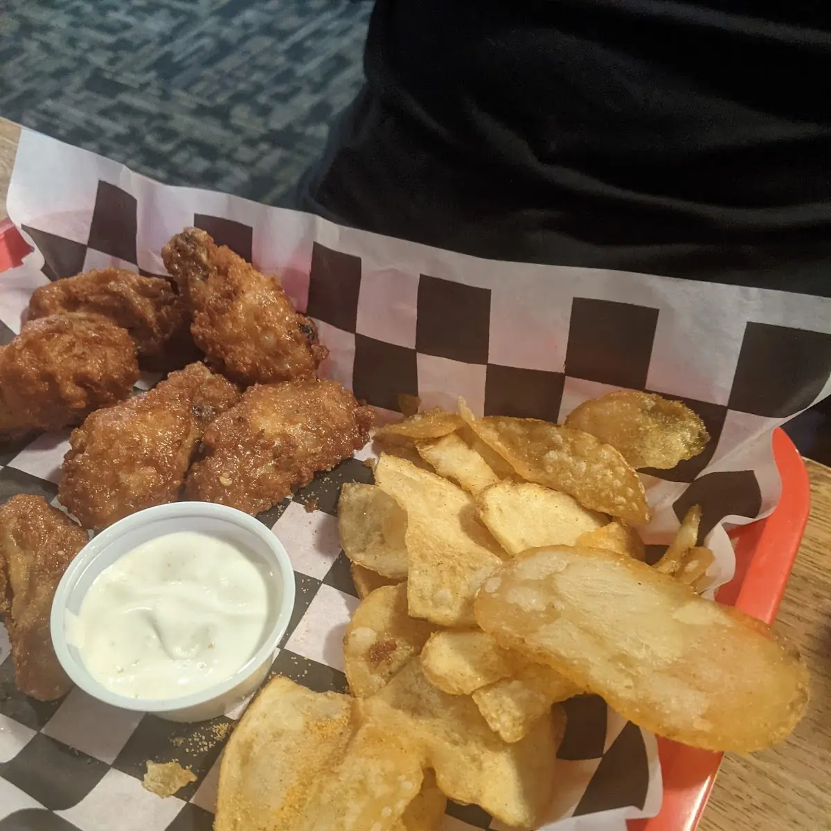 Wings w Homemade Chips