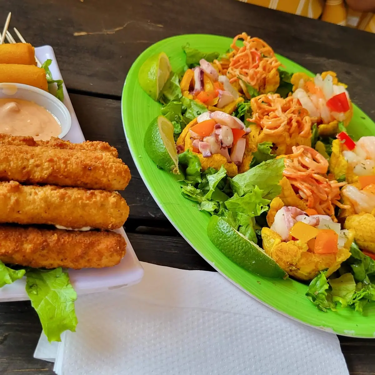 Sorullitos Y Tostones Rellenos de Mariscos
