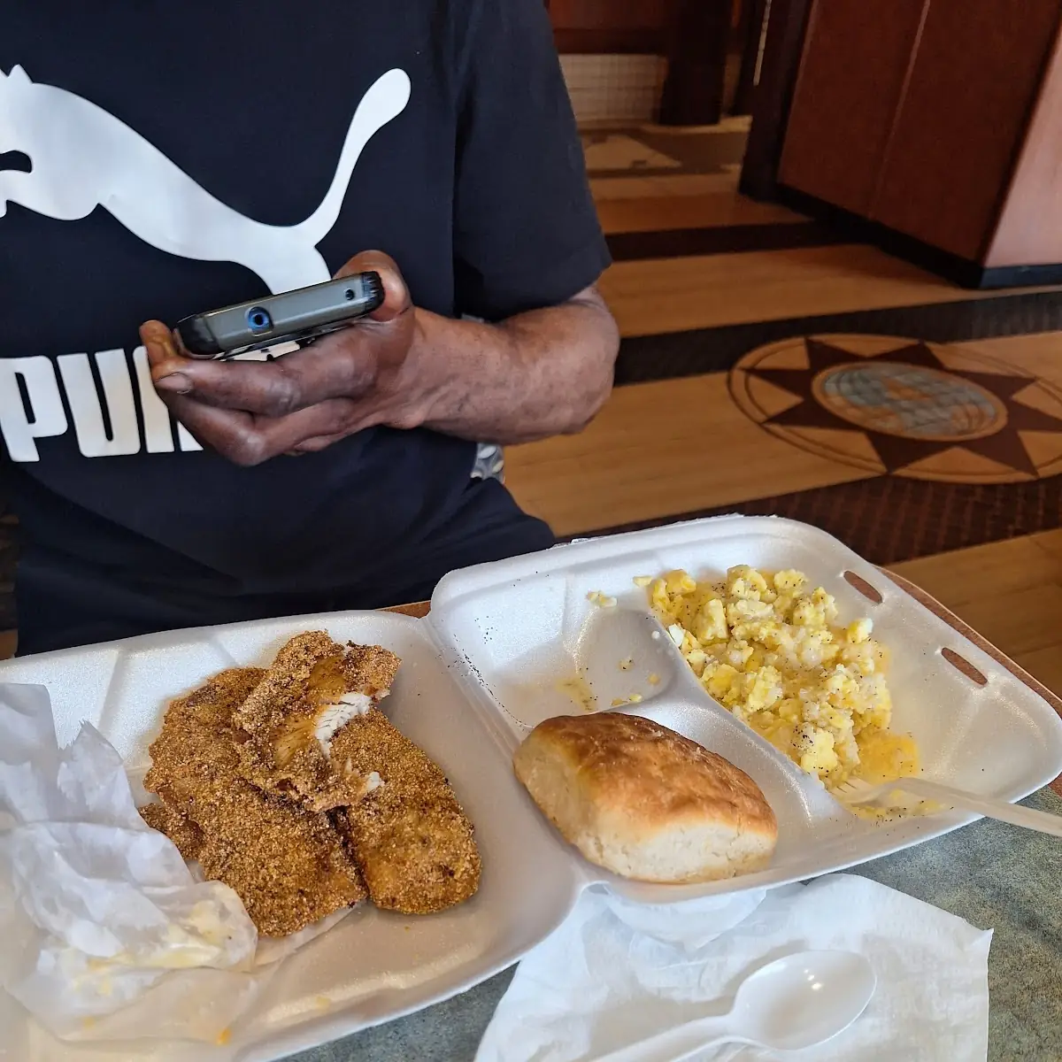 Fried Fish Fillet Ans Cheese Grits