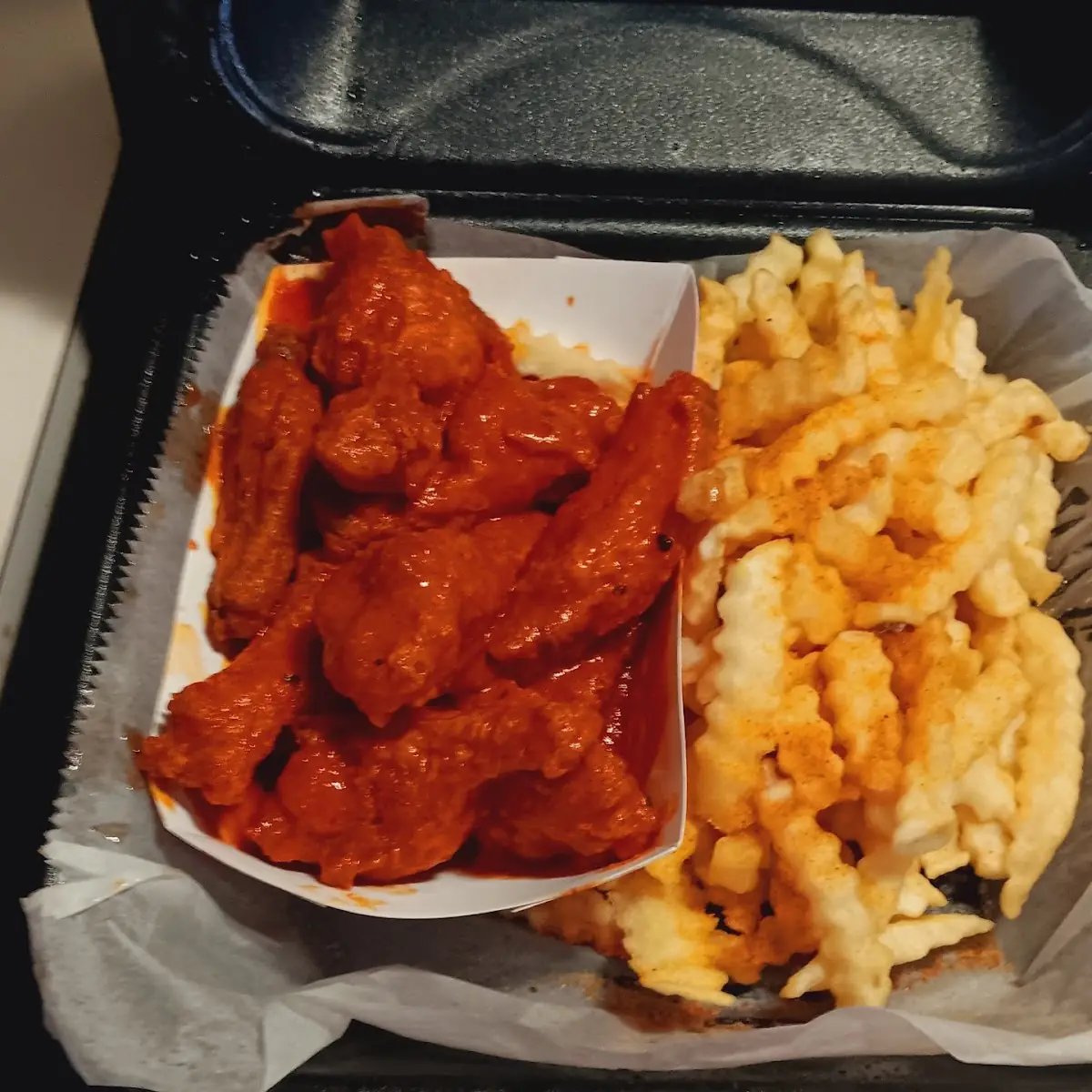 Hot Wings with Fries