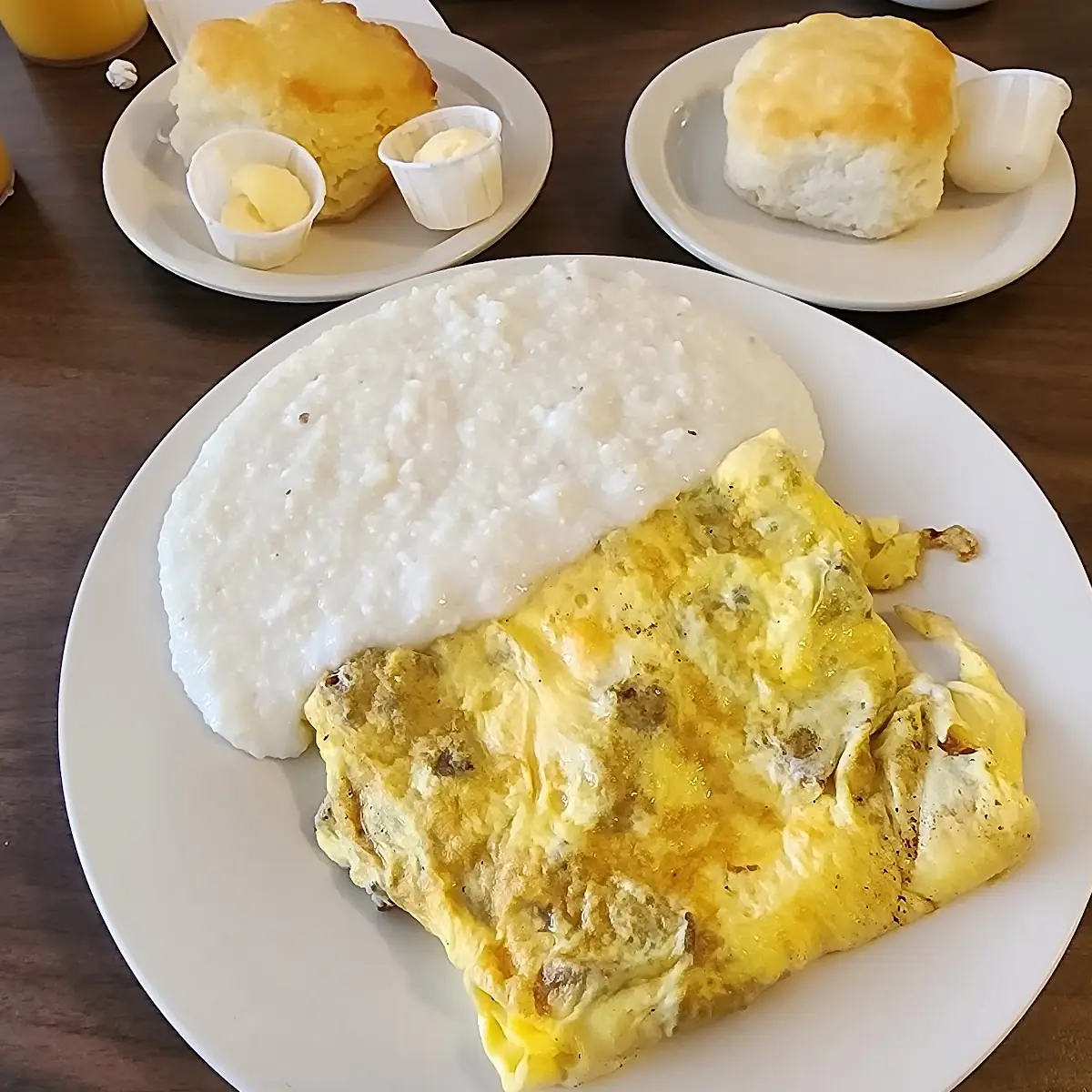 Omlete Grits Biscuits