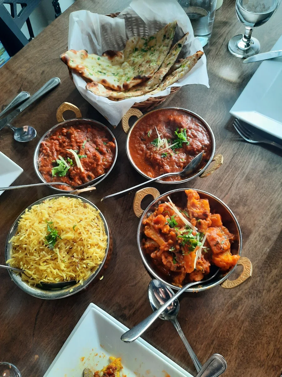 Kadhai Chicken And Chilli Garlic Naan