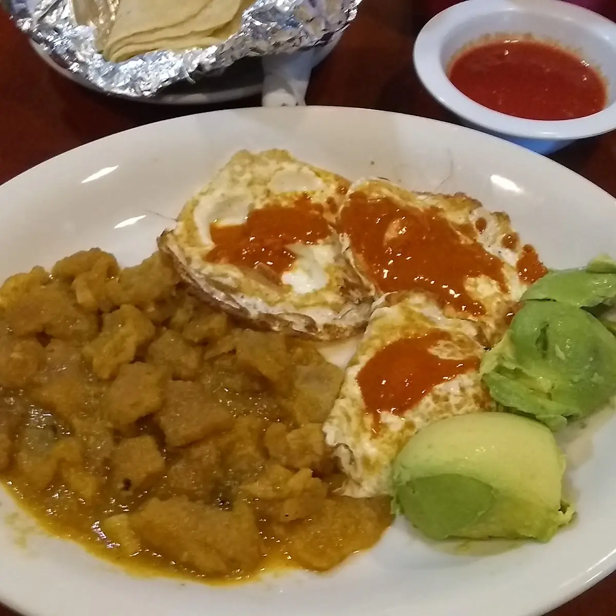 Eggs Over Easy Chicharrón En Salsa Verde Y Aguacate