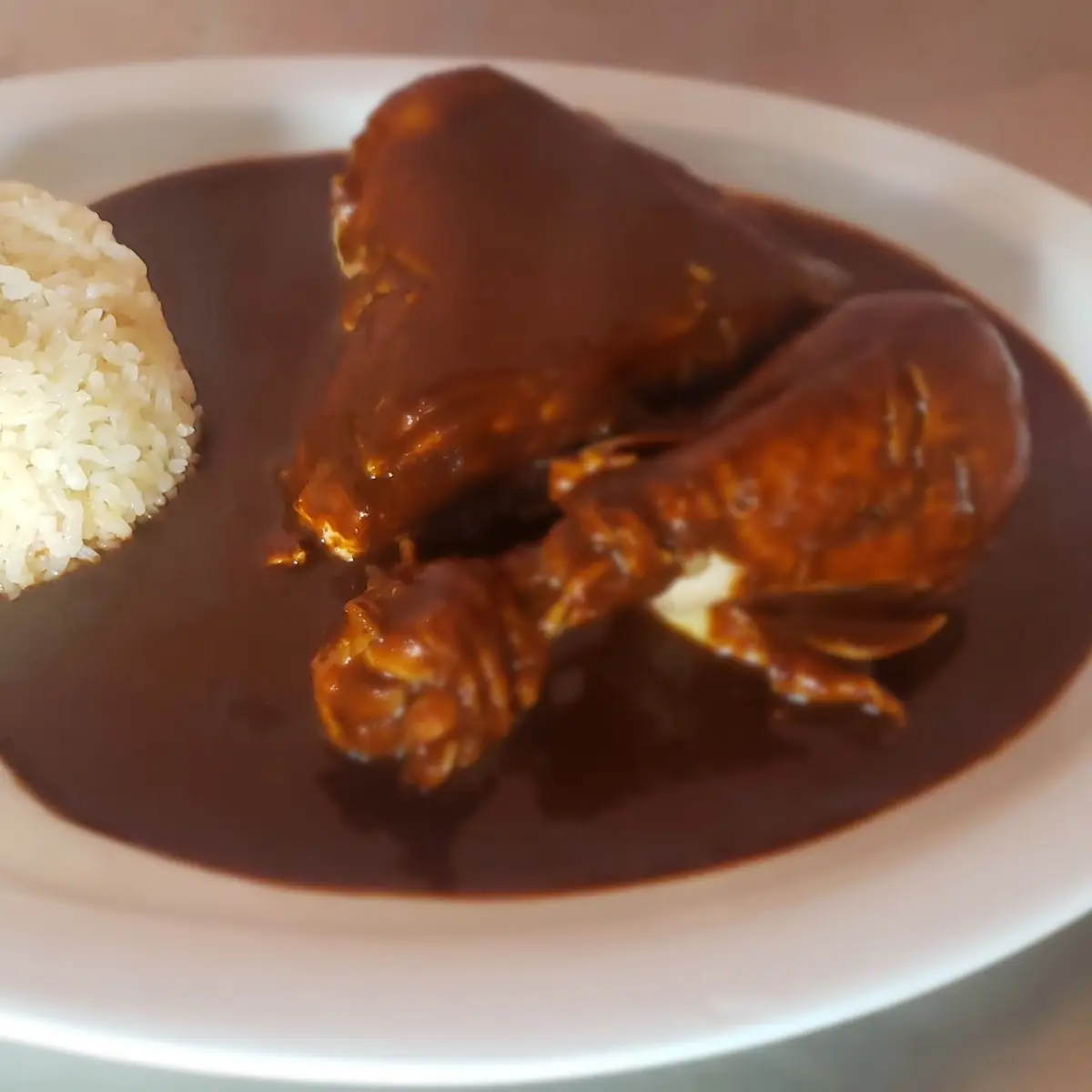 Pollo En Mole Rojo