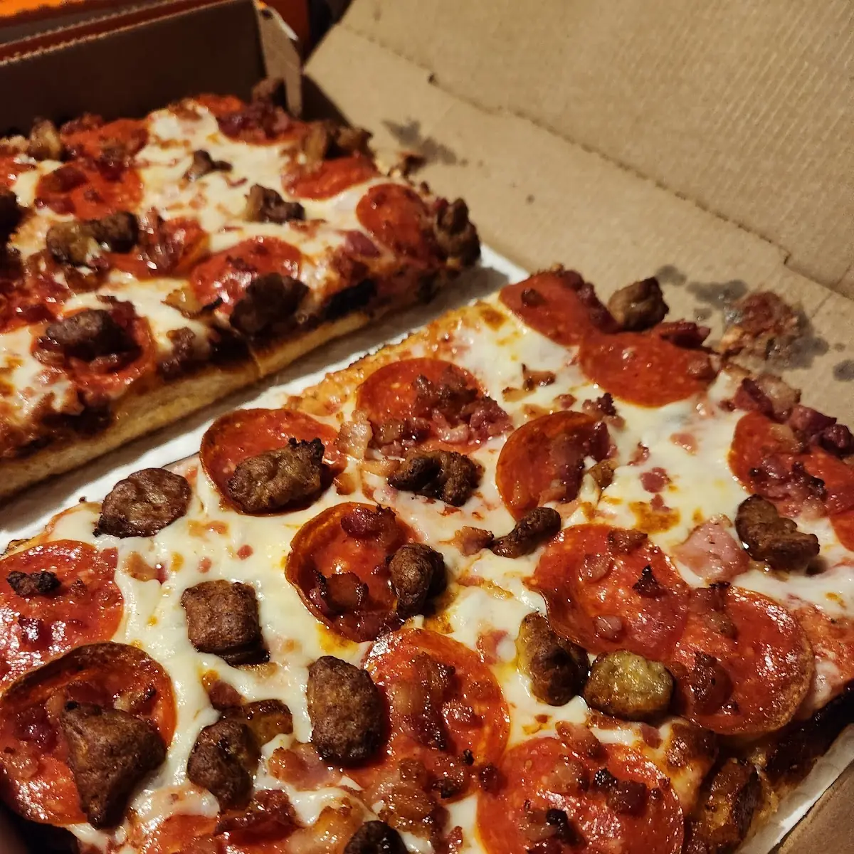 Deep Dish Cheese Pizza Peperoni