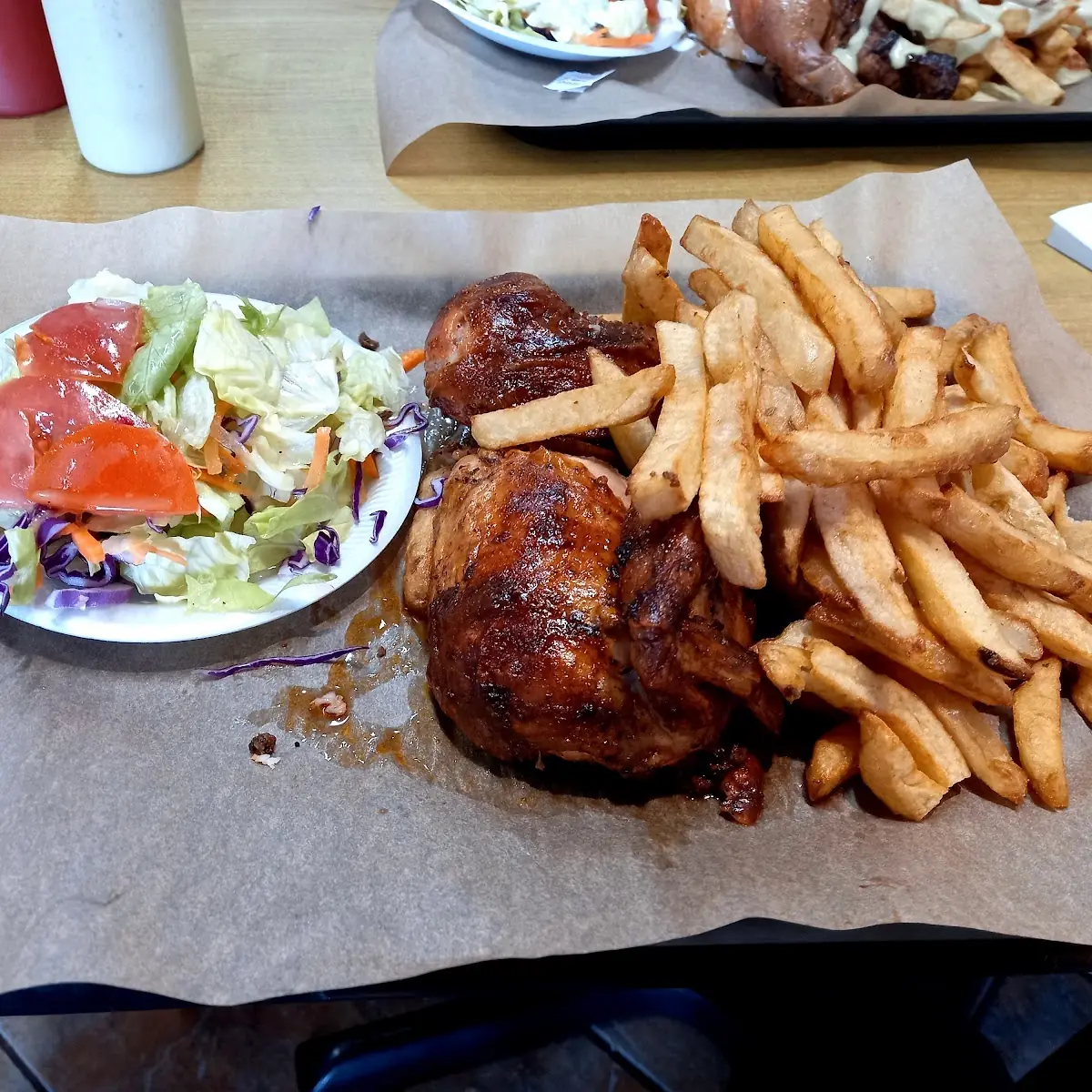 Medio Pollo Con Papas Y Ensalada