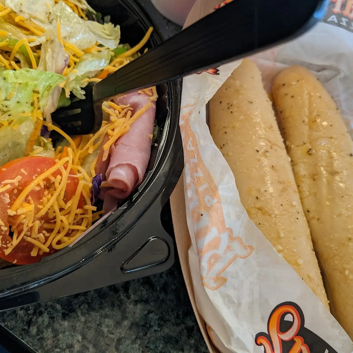 Farm Fresh Salad w Breadsticks